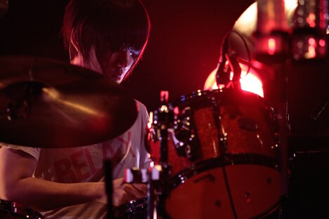 小泉貴裕(Dr)(撮影:伊佐摩利登)