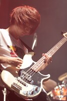 飯田祐馬（B）（撮影：伊佐摩利登）