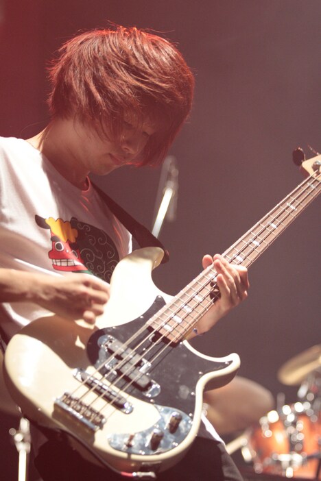 飯田祐馬(B)(撮影:伊佐摩利登)