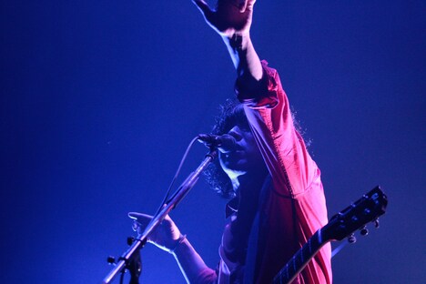 谷口鮪(Vo, G)(撮影:伊佐摩利登)