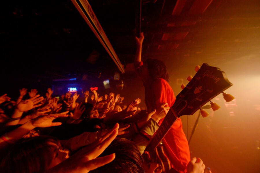 クリープハイプ「HALL TOUR 2015『一つじゃつまらないから、せめて二つくらいやろう後編』」千葉・本八幡THE 3rd STAGE公演の様子。（撮影：神藤剛）