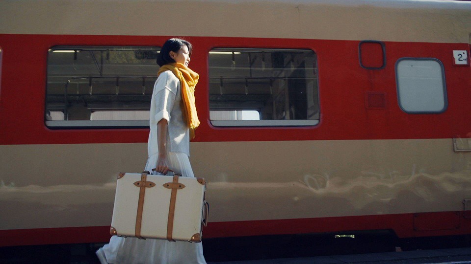 「Hold me, Hold you」ビデオクリップのワンシーン。