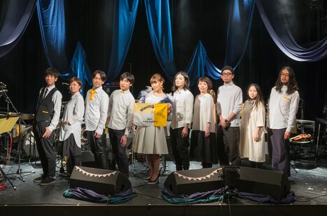 坂本美雨と蓮沼執太クルーによる記念撮影の様子。