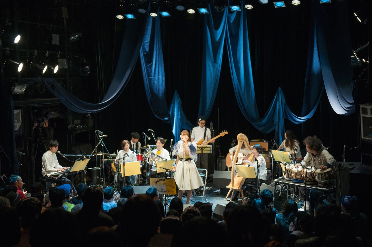坂本美雨と蓮沼執太クルーによるライブの様子。一番右はゲストのU-zhaan。