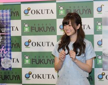 ファンを笑顔で見送る白石麻衣（乃木坂46）。