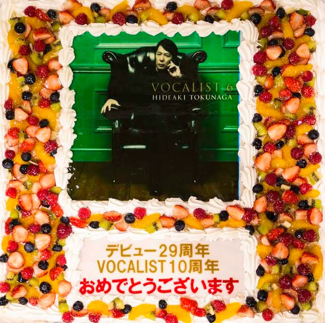 ステージに運ばれたケーキ。