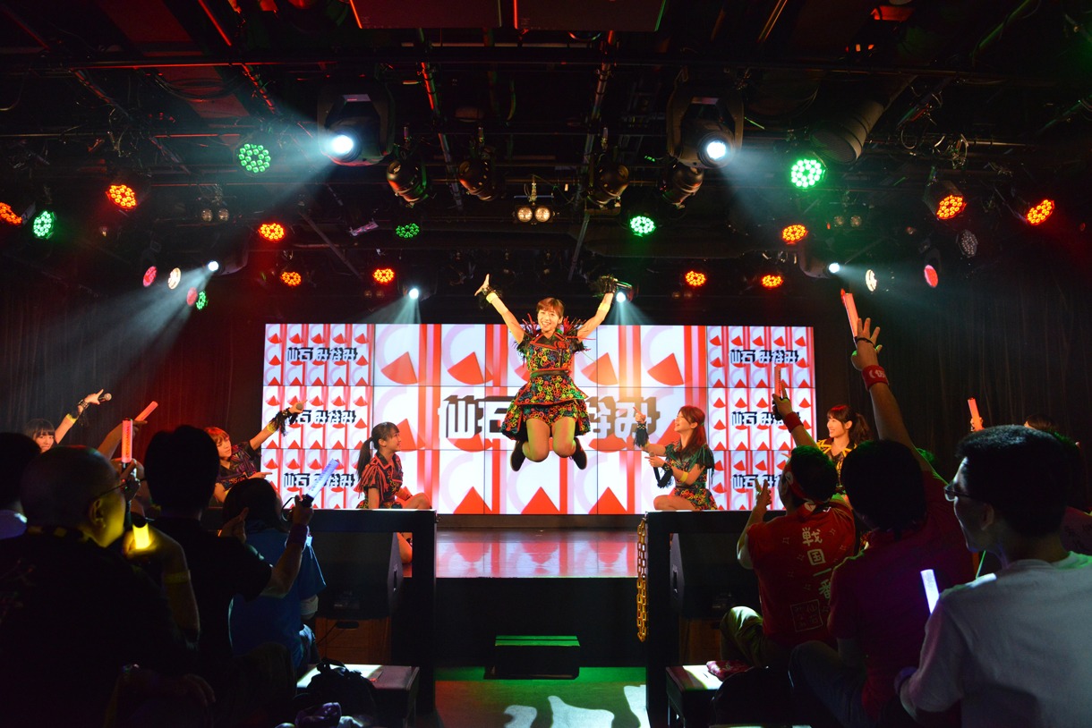 アップアップガールズ（仮）による定期公演第1部の様子。