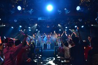 アップアップガールズ（仮）による定期公演第1部の様子。