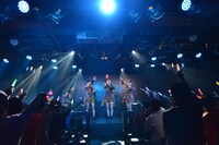アップアップガールズ（仮）による定期公演第1部の様子。