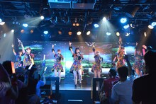 アップアップガールズ（仮）による定期公演第1部の様子。