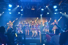 アップアップガールズ（仮）による定期公演第1部の様子。