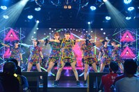 アップアップガールズ（仮）による定期公演第1部の様子。