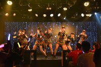 アップアップガールズ（仮）による定期公演第1部の様子。