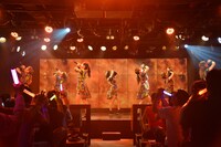 アップアップガールズ（仮）による定期公演第1部の様子。