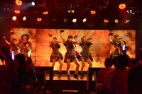 アップアップガールズ（仮）による定期公演第1部の様子。