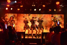 アップアップガールズ（仮）による定期公演第1部の様子。