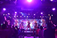 アップアップガールズ（仮）による定期公演第1部の様子。