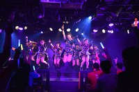 アップアップガールズ（仮）による定期公演第1部の様子。