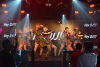 アップアップガールズ（仮）による定期公演第1部の様子。