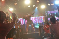 アップアップガールズ（仮）による定期公演第1部の様子。