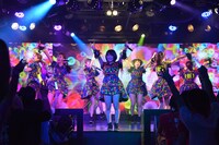 アップアップガールズ（仮）による定期公演第1部の様子。