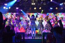 アップアップガールズ（仮）による定期公演第1部の様子。