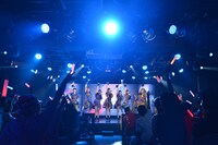 アップアップガールズ（仮）による定期公演第1部の様子。