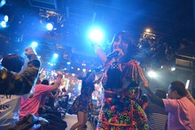 アップアップガールズ（仮）による定期公演第1部の様子。