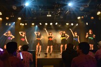 アップアップガールズ（仮）による定期公演第2部の様子。