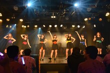 アップアップガールズ（仮）による定期公演第2部の様子。