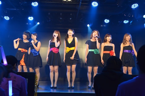 アップアップガールズ（仮）による定期公演第2部の様子。