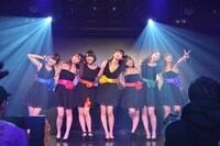 アップアップガールズ（仮）による定期公演第2部の様子。