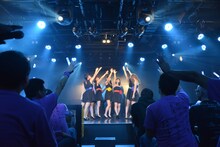 アップアップガールズ（仮）による定期公演第2部の様子。