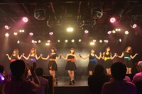 アップアップガールズ（仮）による定期公演第2部の様子。