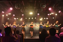 アップアップガールズ（仮）による定期公演第2部の様子。