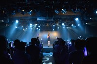 佐藤綾乃による「Dateline」歌唱の様子。