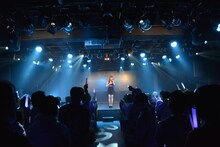 佐藤綾乃による「Dateline」歌唱の様子。