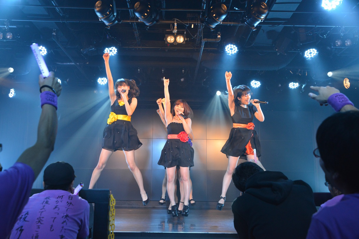 アップアップガールズ（仮）による定期公演第2部の様子。