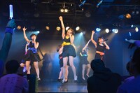 アップアップガールズ（仮）による定期公演第2部の様子。