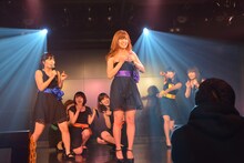 アップアップガールズ（仮）による定期公演第2部の様子。