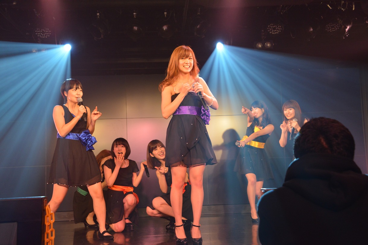 アップアップガールズ（仮）による定期公演第2部の様子。
