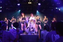 アップアップガールズ（仮）による定期公演第3部の様子。