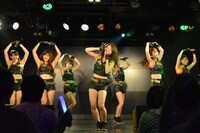 アップアップガールズ（仮）による定期公演第3部の様子。