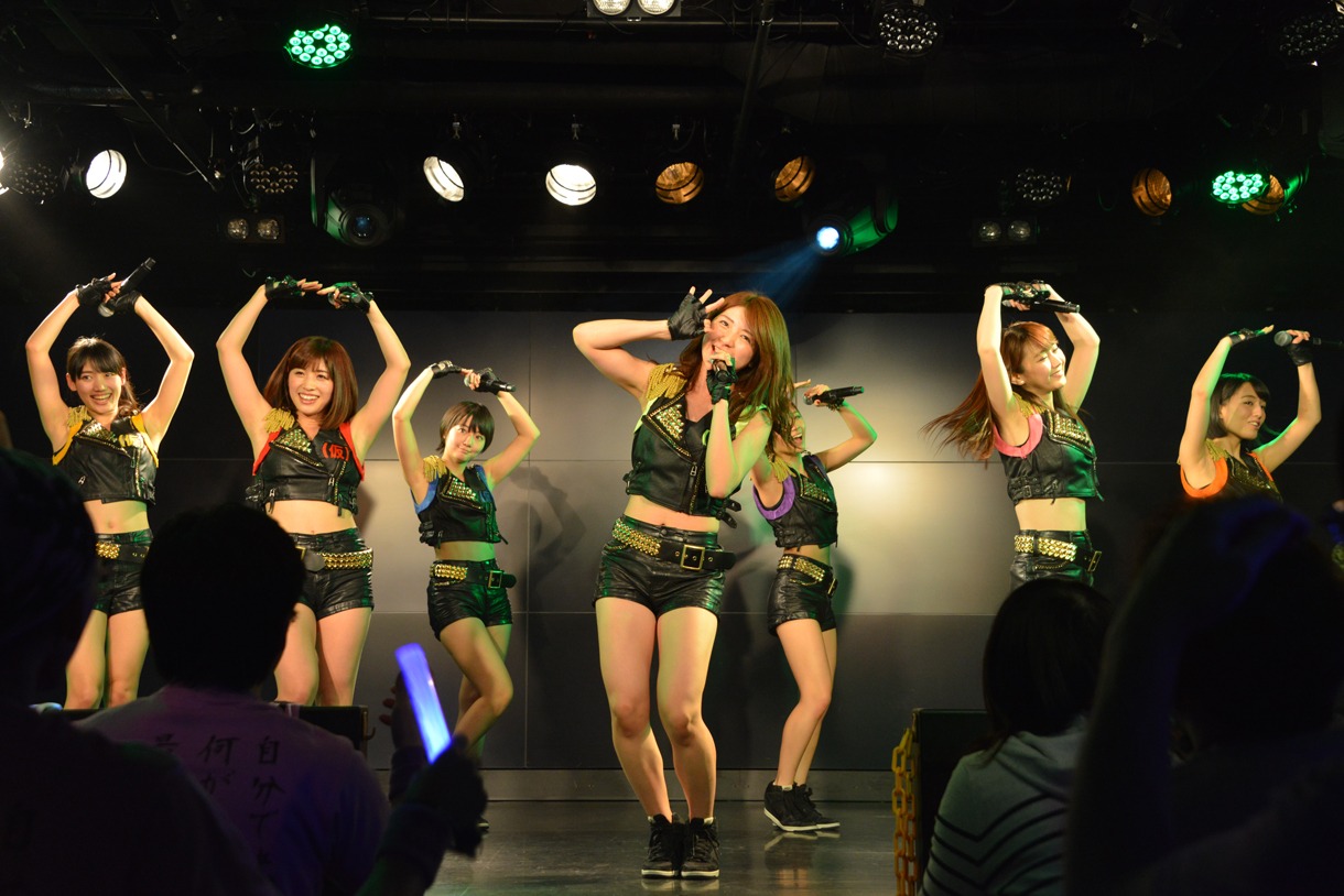 アップアップガールズ（仮）による定期公演第3部の様子。