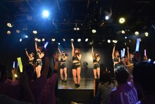 アップアップガールズ（仮）による定期公演第3部の様子。