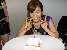 誕生日ケーキと記念撮影する佐藤綾乃。