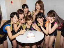 記念撮影するアップアップガールズ（仮）。