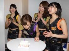 ロウソクの炎を吹き消す佐藤綾乃。