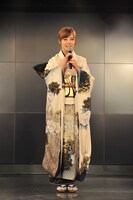 晴れ着姿を披露する佐藤綾乃。