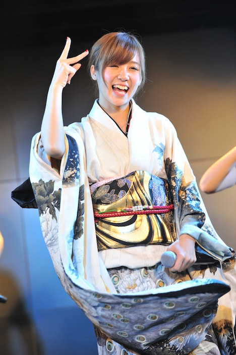 晴れ着のまま歌唱する佐藤綾乃。